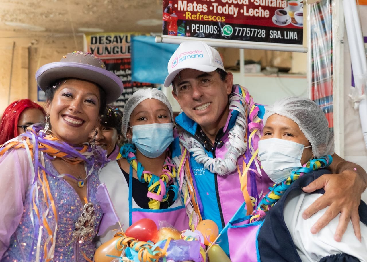 Candidato Dockweiler fortaleció su amistad con las caseras del Mercado Sopocachi en la fiesta de Comadres